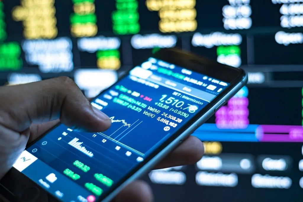 User reviewing top stock trading app on smartphone