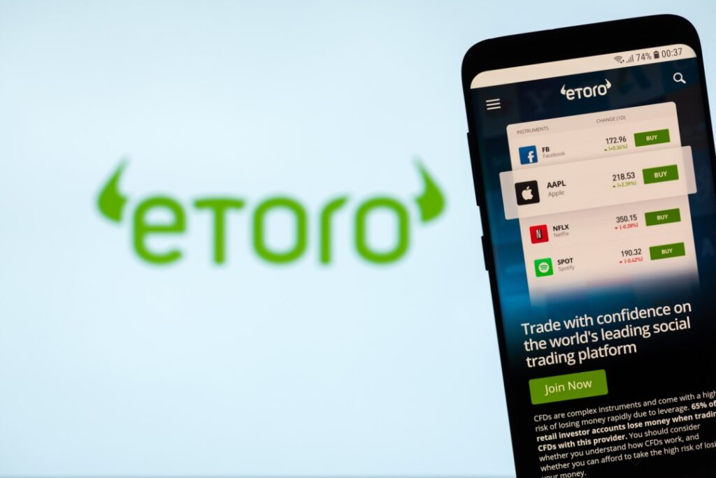 eToro customer support dealing with scam inquiry.